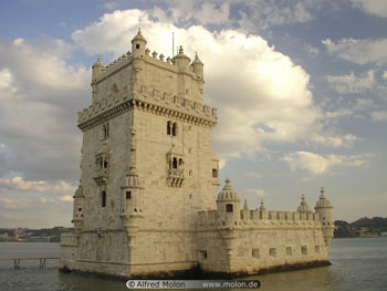 <Башня-маяк Торри ди Белен (1515-20, архитектор Ф. ди Арруда)