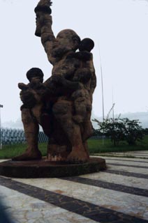 Монумент, сооруженный в честь воссоединения запада и востока Камеруна